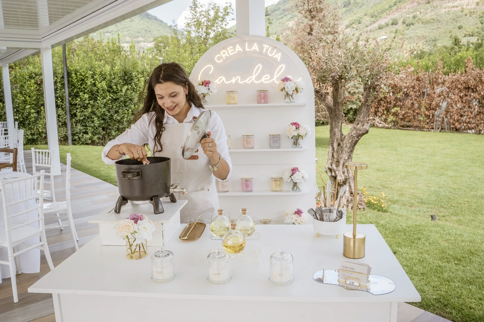 Artigiana Ceravamo mentre crea candele su misura per eventi
